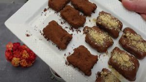 Porzioni dolce goloso cotto in padella con cioccolato