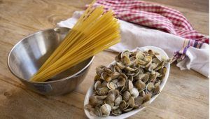 Preparazione della pasta con le telline