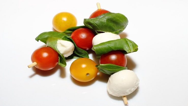 Spiedini pomodoro e mozzarella