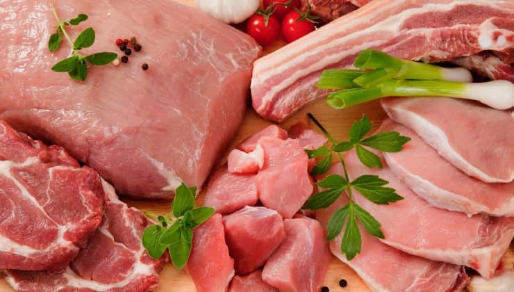 Tagli di carne di maiale crudo