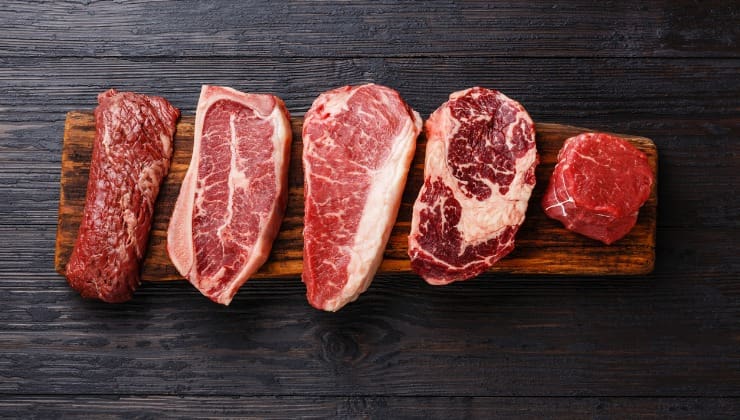 Varietà di bistecche, carne rossa