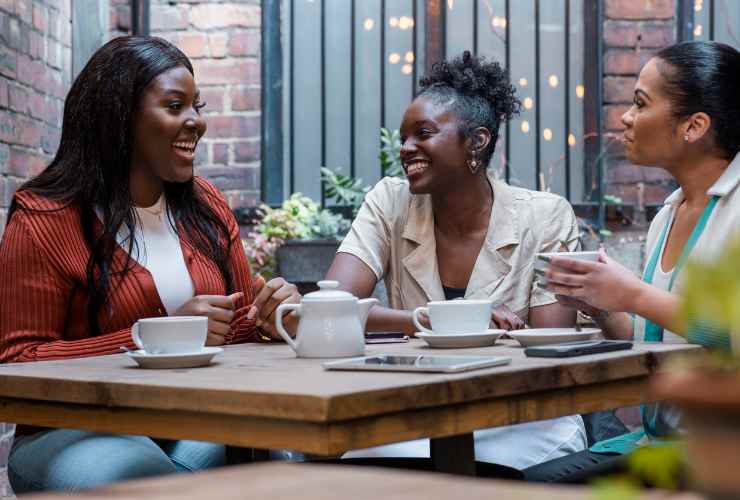 Amiche bevono caffè