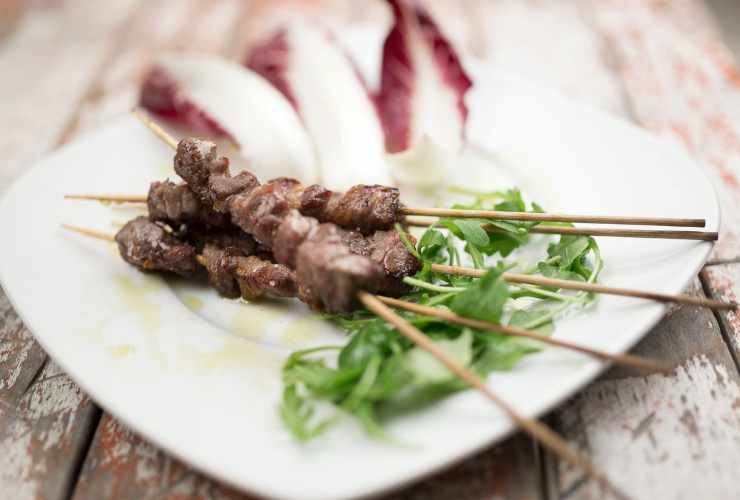 Arrosticini con insalata