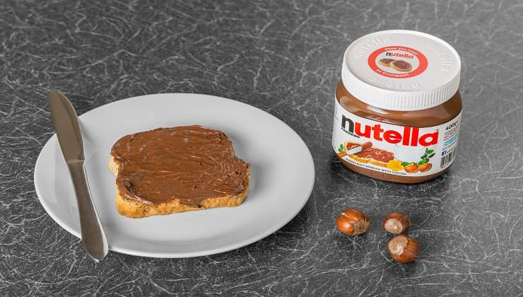 Barattolo di Nutella con fetta di pane