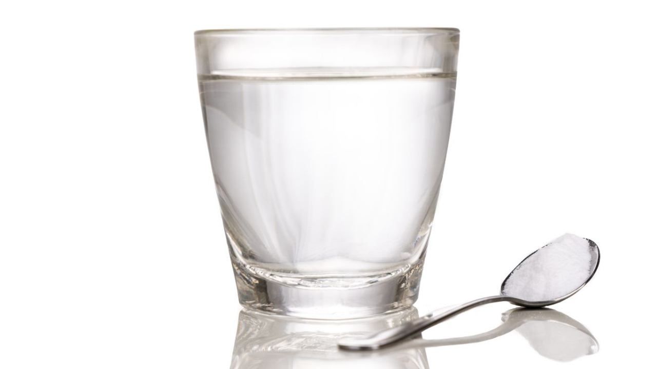 Bicchiere d'acqua con sale
