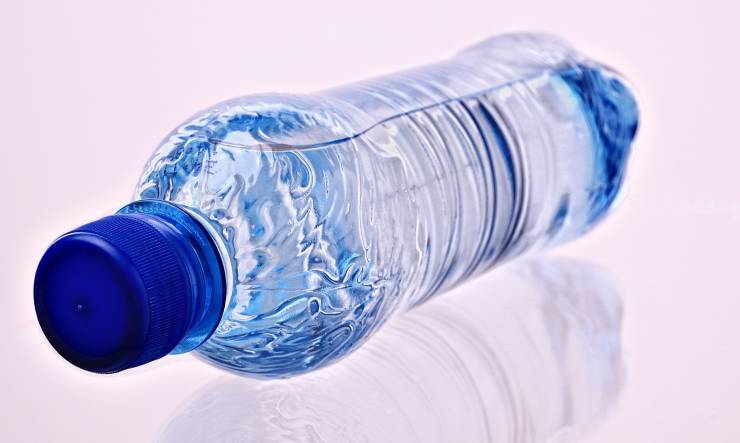 Una bottiglietta d'acqua