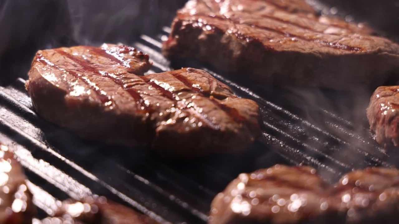 Rivelato il trucco per non fare attaccare la carne alla piastra