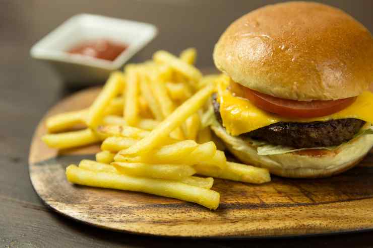 Hambúrguer de queijo e batatas fritas