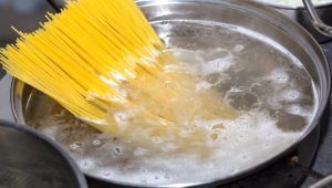 Cottura degli spaghetti in acqua