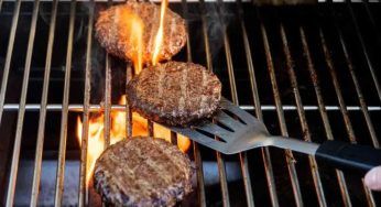 Hamburger, cosa fare se durante la cottura si restringono? Trucco della fossetta
