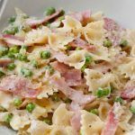 Farfalle con piselli e prosciutto