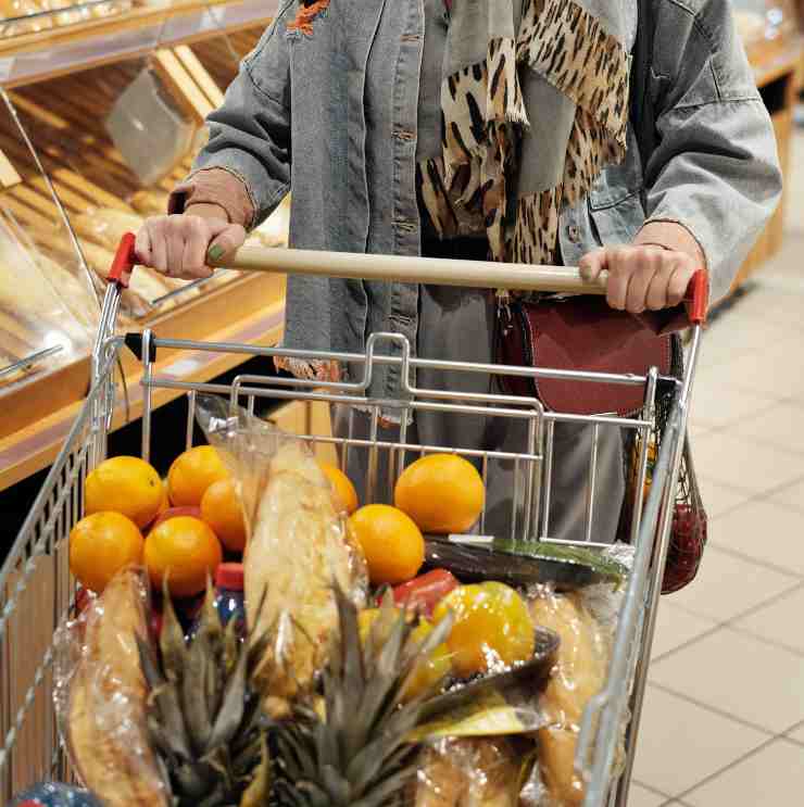 Frutta nel carrello della spesa