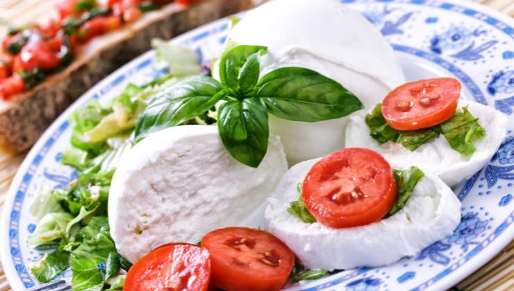 Mozzarella con pomodoro e basilico