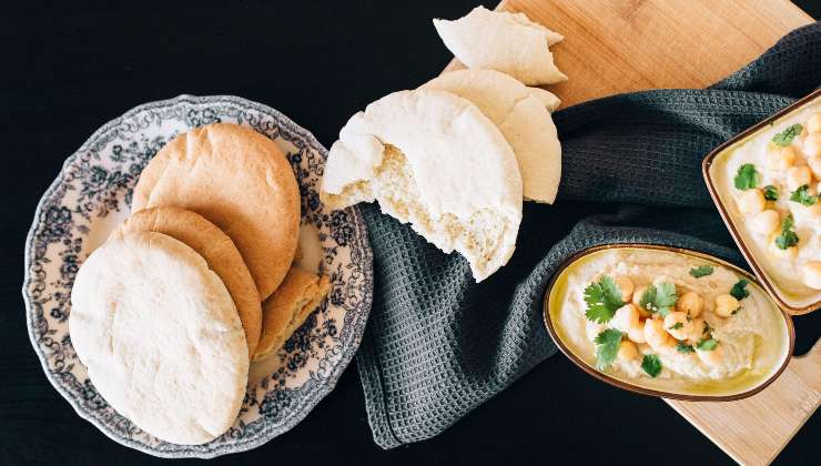 Pane "palloncino" e hummus