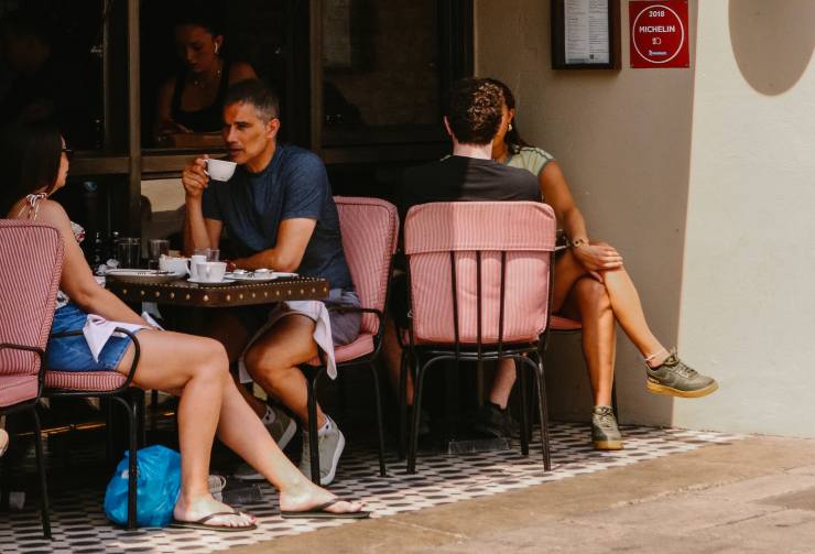 Persone al bar