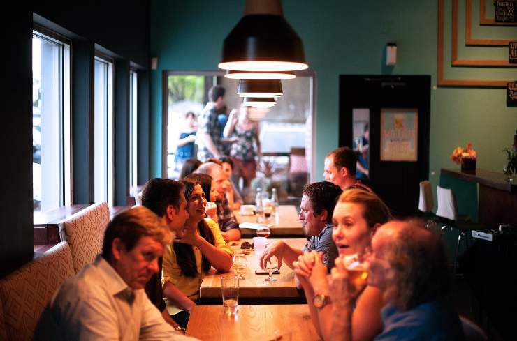 Persone che mangiano fuori casa