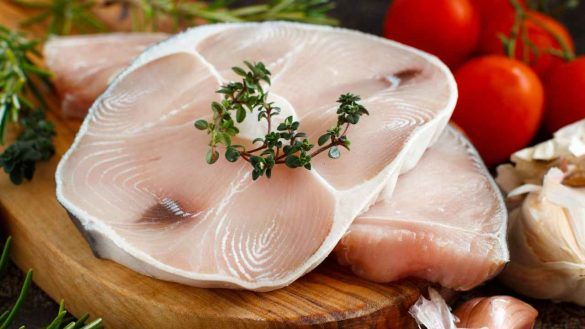 Pesce fresco sul tagliere