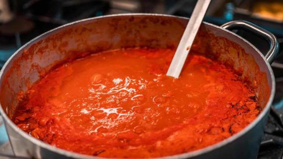 Sugo nella pentola di acciaio