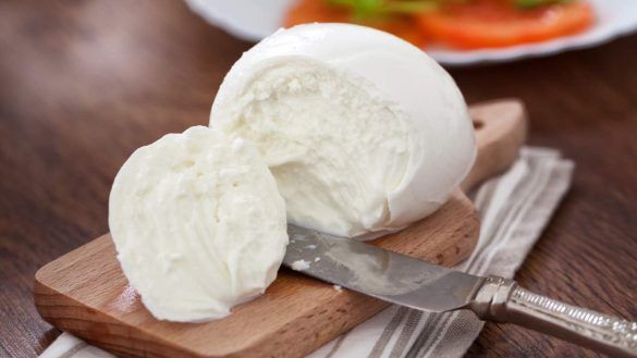 Tagliare mozzarella di bufala