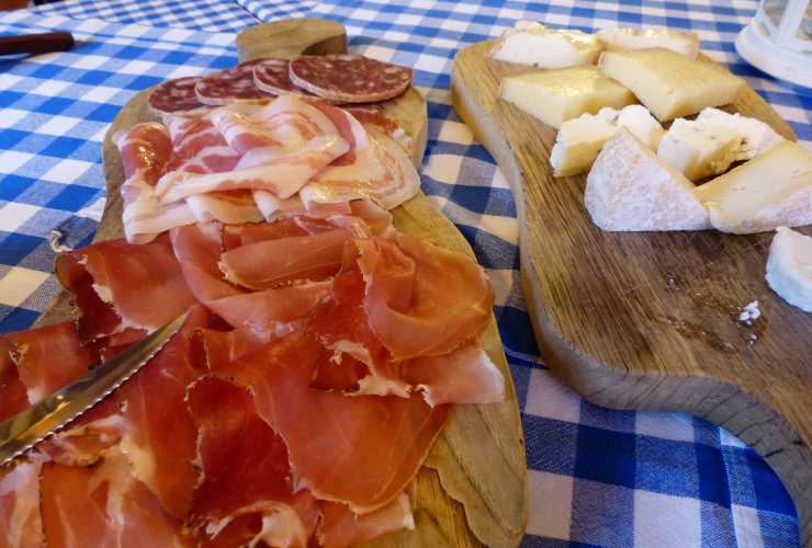 Taglieri di salumi e formaggi