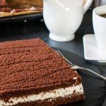 Torta Kinder fetta al latte e tazza caffè