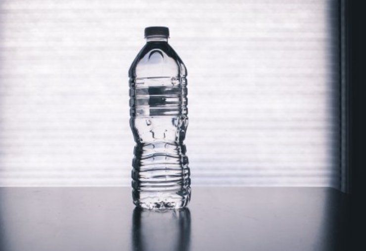 Una bottiglia d'acqua