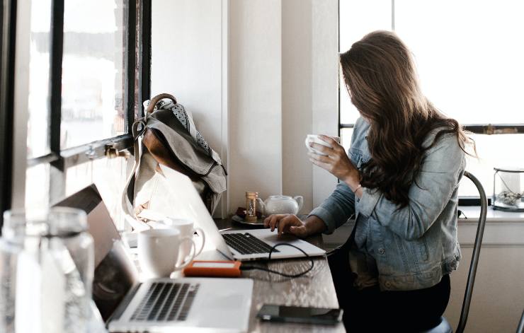 Una persona al lavoro in ufficio