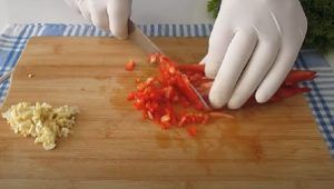 Aglio e peperone rosso tagliati a pezzettini