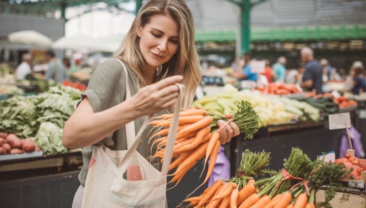 cibi estivi da non comprare al supermercato, verdure fresche al mercato, donna al mercato