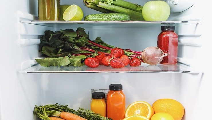 Cibo nel frigo senza corrente , alimenti crudi in frigorifero