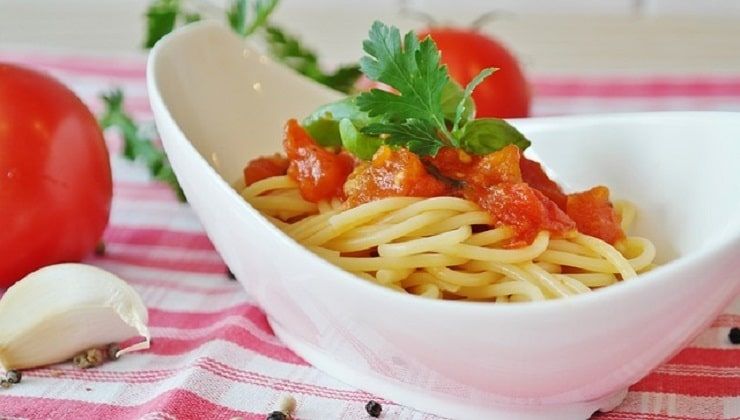 Ciotola bianca con spaghetti al pomodoro