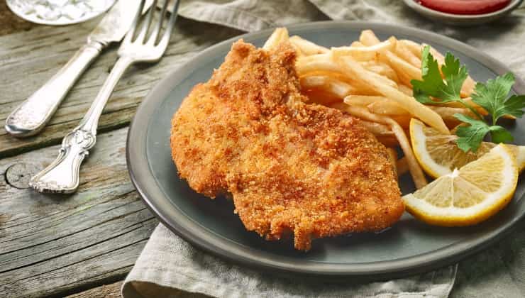 Cotoletta impanata e fritta con patate