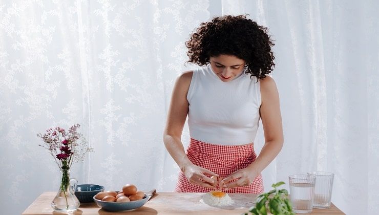 Donna prepara dolci in cucina