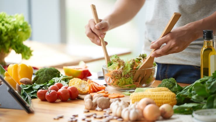 Donna prepara insalata restare in linea