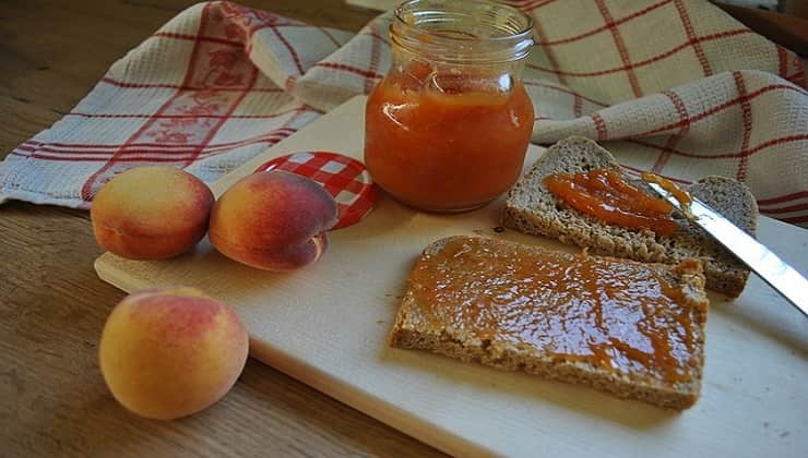 Fare colazione con la confettura di pesche