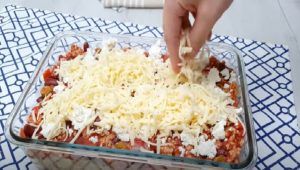 Feta e formaggio su pasta al forno