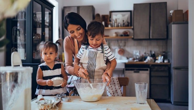 Mamma prepara torta con i bambini