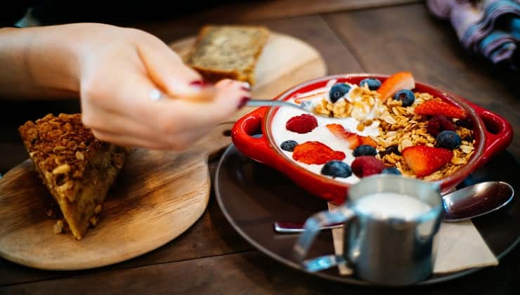 Mangiare la pesca con la buccia, frutta a colazione