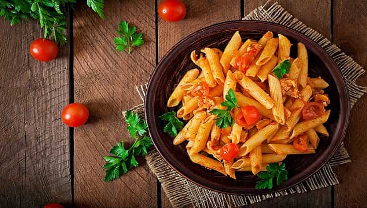 Piatto di pasta al triplo pomodoro