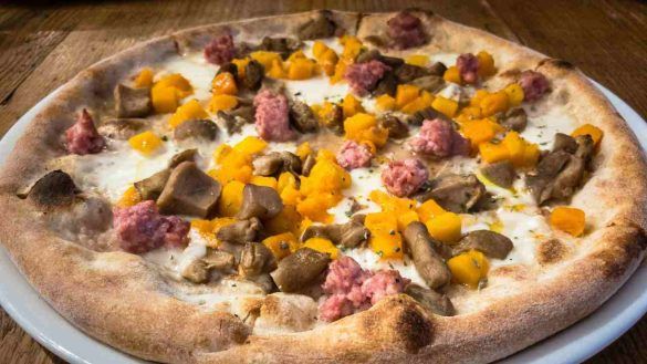 pizza zucca funghi e salsiccia