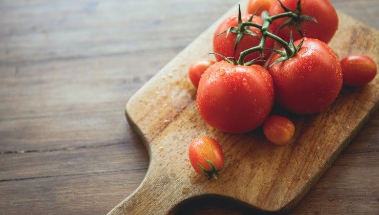 Pomodori su tagliere