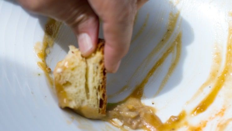 Scarpetta, pulire il piatto con pane