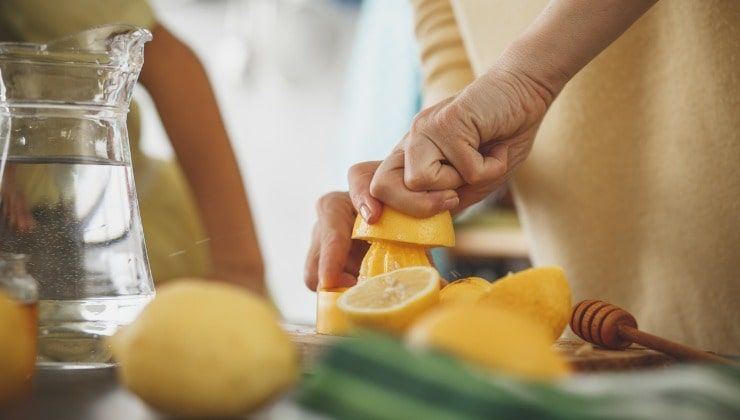 Succo di limone per la pulizia del bagno