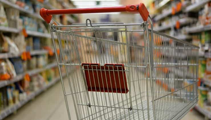 Psychological tricks, a large shopping cart in the supermarket