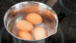 Uova a cuocere nella pentola