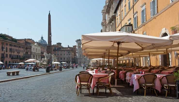 Bere il caffè di sera a Piazza Navona