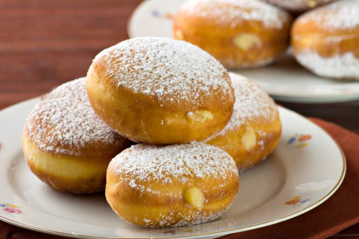 Bomboloni alla crema pasticcera