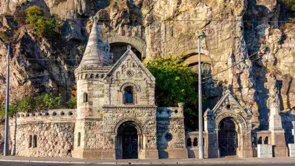 Chiesa scavata nella roccia