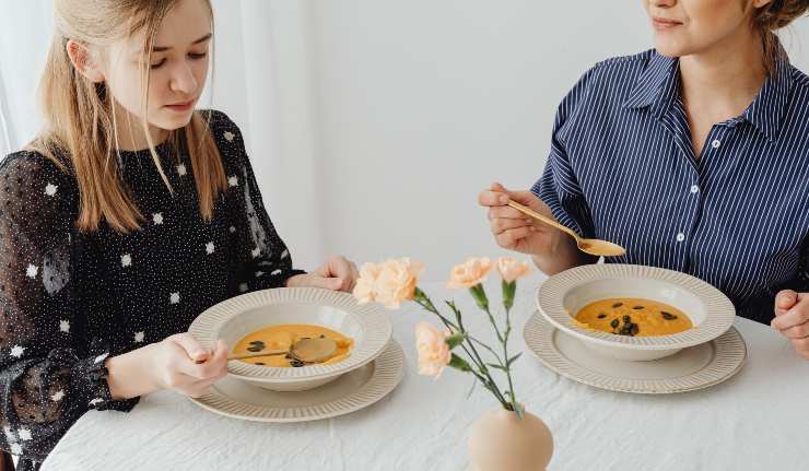 Due persone che mangiano la zuppa