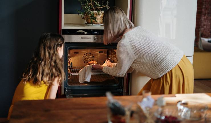 Una donna che prepara una torta